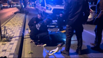 BURSA'DA SEYİR HALİNDEKİ MOTOSİKLETİN ÖNÜNE ATLAYAN ZİHİNSEL ENGELLİ ADAM KAZAYA