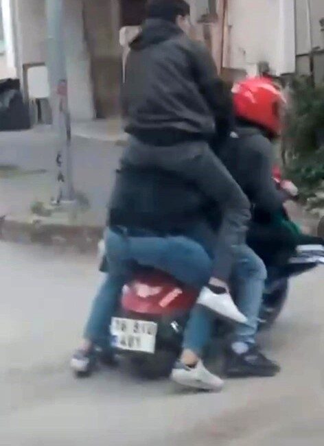İNEGÖL İLÇESİNDE KASKSIZ VE KORUMASIZ BİR ŞEKİLDE MOTOSİKLETE BİNEREK TRAFİĞİ