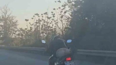 BURSA'DA BİR SÜRÜCÜ, ÜZERİNE YATTIĞI MOTOSİKLETLE TRAFİKTE SEYRETTİ. KARA YOLUNDA
