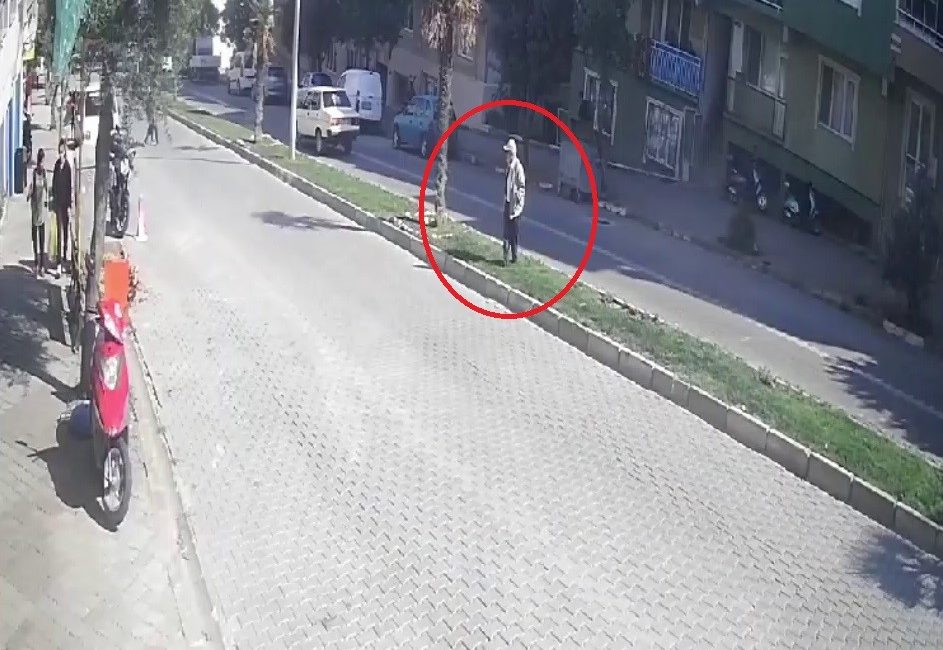 BURSA'NIN MUSTAFAKEMALPAŞA İLÇESİNDE KARŞIDAN KARŞIYA GEÇEN YAŞLI ADAMA MOTOSİKLET ÇARPTI.