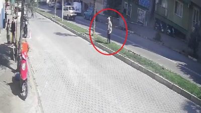 BURSA'NIN MUSTAFAKEMALPAŞA İLÇESİNDE KARŞIDAN KARŞIYA GEÇEN YAŞLI ADAMA MOTOSİKLET ÇARPTI.