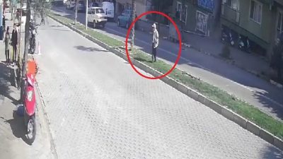 BURSA'NIN MUSTAFAKEMALPAŞA İLÇESİNDE KARŞIDAN KARŞIYA GEÇERKEN MOTOSİKLETİN ÇARPMASIYLA AĞIR YARALANAN