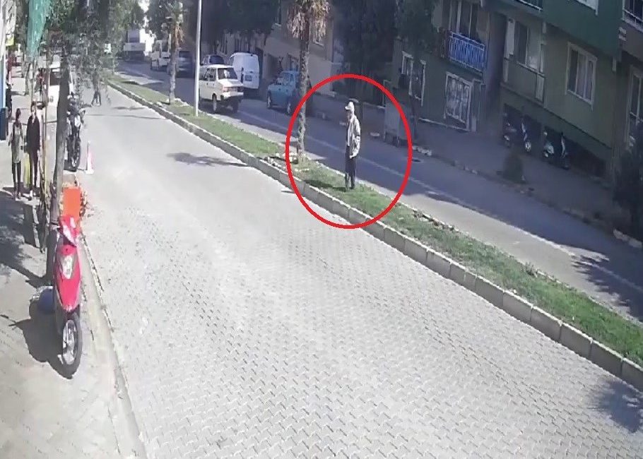 BURSA'NIN MUSTAFAKEMALPAŞA İLÇESİNDE KARŞIDAN KARŞIYA GEÇERKEN MOTOSİKLETİN ÇARPMASIYLA AĞIR YARALANAN