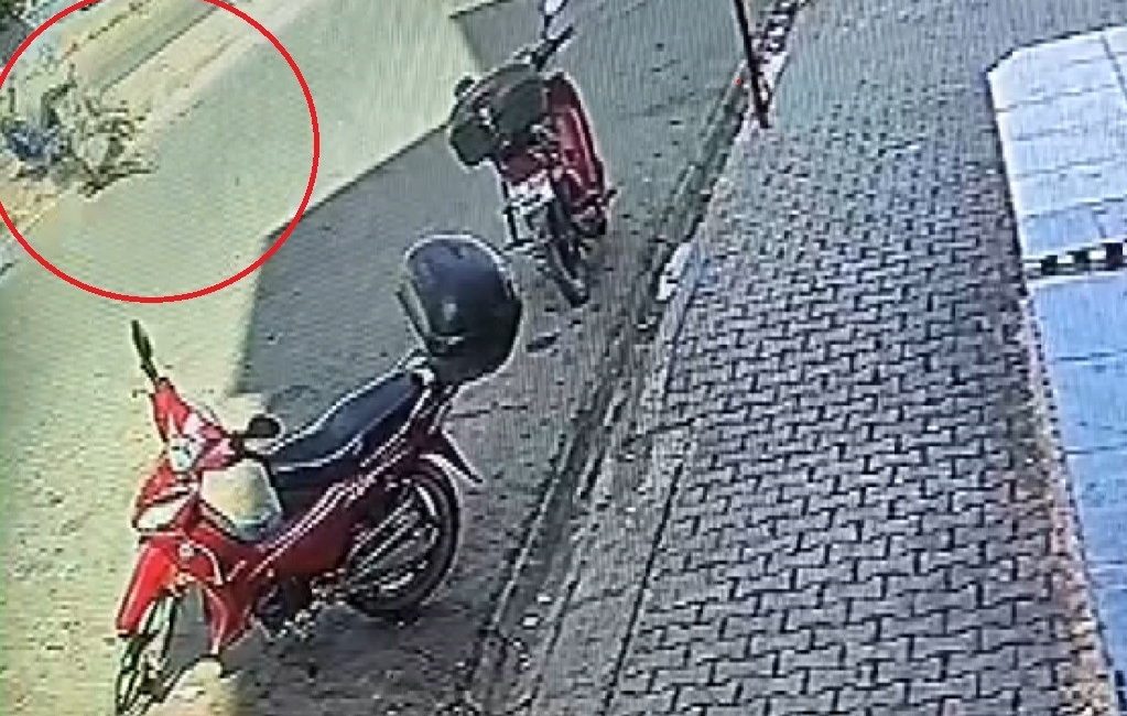 HATAY’IN REYHANLI İLÇESİNDE KARŞIDAN KARŞIYA GEÇMEK İSTEYEN YAŞLI ADAMA, MOTOSİKLETİN
