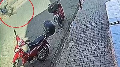 HATAY’IN REYHANLI İLÇESİNDE KARŞIDAN KARŞIYA GEÇMEK İSTEYEN YAŞLI ADAMA, MOTOSİKLETİN