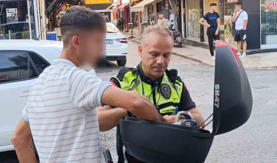 ANTALYA’NIN MANAVGAT İLÇESİNDE MOTOSİKLETİNİN ÖNÜNÜ KALDIRAN MOTOSİKLET SÜRÜCÜSÜ, DEVRİYE GÖREVİNDEKİ