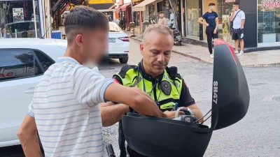 ANTALYA’NIN MANAVGAT İLÇESİNDE MOTOSİKLETİNİN ÖNÜNÜ KALDIRAN MOTOSİKLET SÜRÜCÜSÜ, DEVRİYE GÖREVİNDEKİ