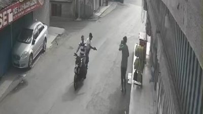 ADANA’DA MOTOSİKLETLİ ŞÜPHELİLER, SOKAK YÜRÜYEN İKİ KİŞİYE SİLAHLI SALDIRI DÜZENLENDİ.