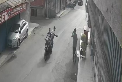 ADANA’DA MOTOSİKLETLİ ŞÜPHELİLER, SOKAK YÜRÜYEN İKİ KİŞİYE SİLAHLI SALDIRI DÜZENLENDİ.