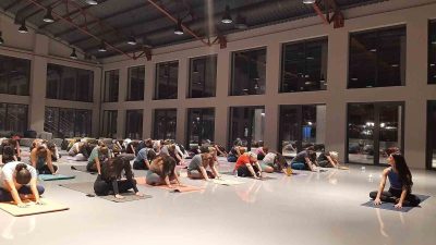 Nilüfer Belediyesi’nin kadınlar için düzenlediği yoga buluşmaları Pancar Deposu’nda devam