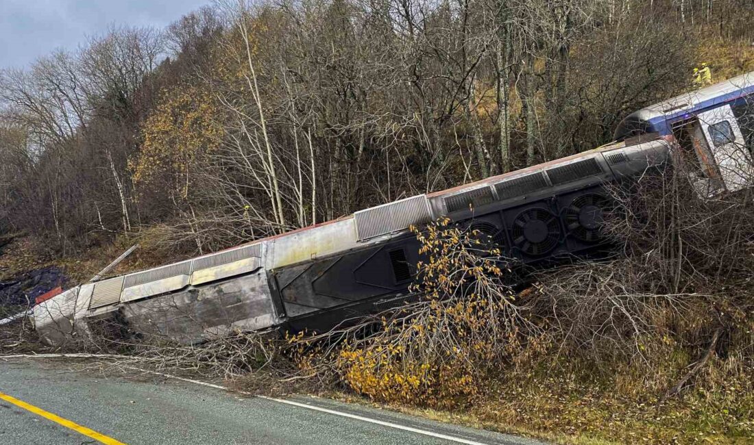 NORVEÇ’TE YOLCU TRENİ RAYDAN ÇIKTI: 1 ÖLÜ, 4 YARALI