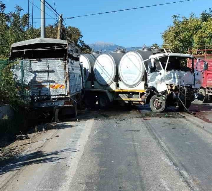 ÖDEMİŞ İLÇESİNDE SÜT TOPLAMA KANYONU İLE KARŞI YÖNDEN GELEN BİR