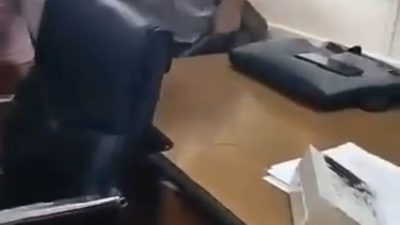 İZMİR’İN ÇİĞLİ İLÇESİNDE ÖFKELENEN SENDİKA TEMSİLCİSİ, MÜDÜR ODASINA BALYOZLA DALARAK