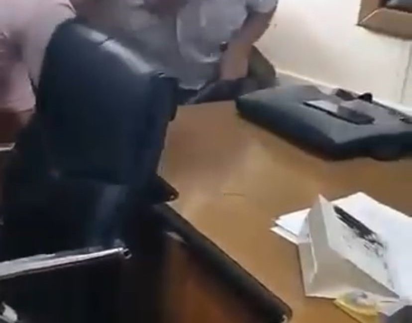 İZMİR’İN ÇİĞLİ İLÇESİNDE ÖFKELENEN SENDİKA TEMSİLCİSİ, MÜDÜR ODASINA BALYOZLA DALARAK