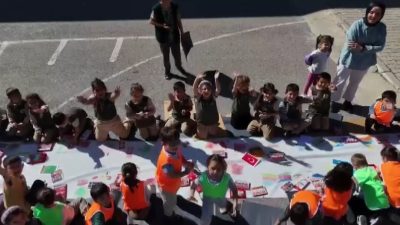 ÖĞRENCİLERDEN BAYRAK BOYAMA PERFORMANSI