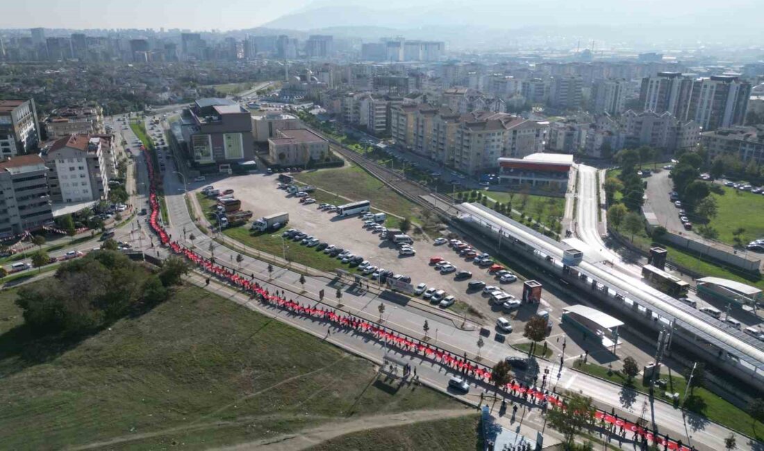 BURSA'DA YÜZLERCE ÖĞRENCİ 500 METRELİK DEV BAYRAKLI KORTEJ YAPIP TERÖRE