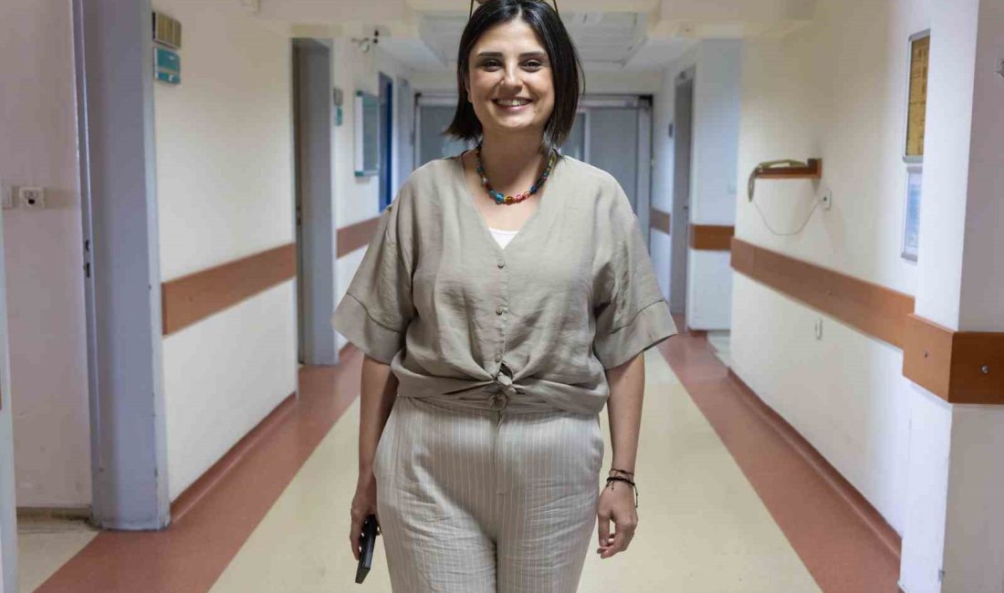 İZMİR'DE YAŞAYAN DOÇ. DR. MELİKE TEKİNDAL, ELLE MUAYENE SIRASINDA GÖĞSÜNDEKİ