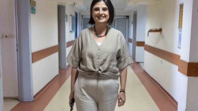 İZMİR'DE YAŞAYAN DOÇ. DR. MELİKE TEKİNDAL, ELLE MUAYENE SIRASINDA GÖĞSÜNDEKİ