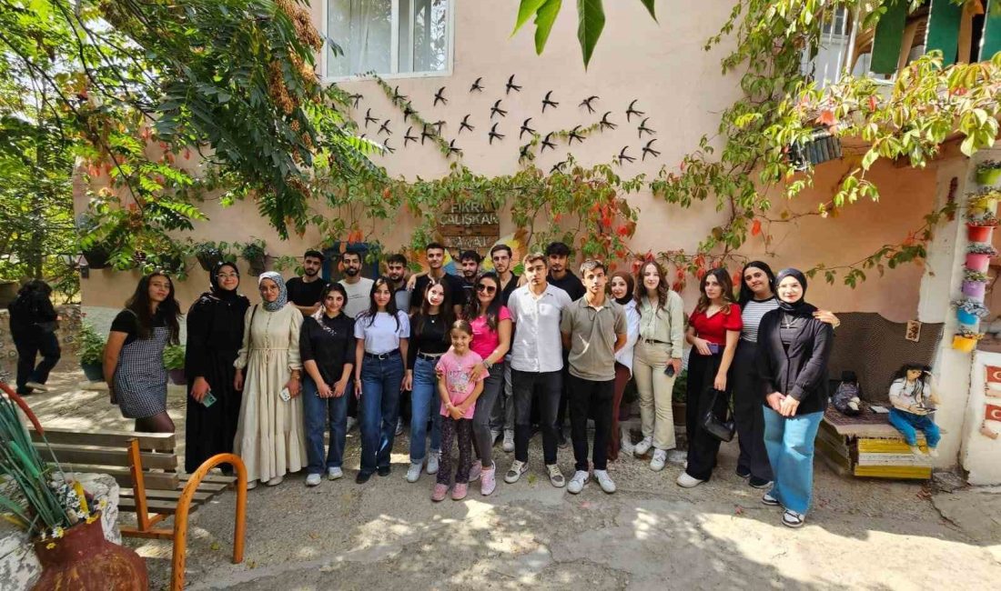 ÖĞRETMEN FİKRİ ÇALIŞKAN SANAT EVİ HAYRAN BIRAKIYOR