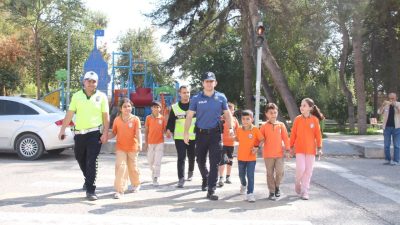ŞANLIURFA’NIN CEYLANPINAR İLÇESİNDE POLİS EKİPLERİ, OKUL ÖNÜNDE ÖĞRENCİLERE YOLUN KARŞISINA