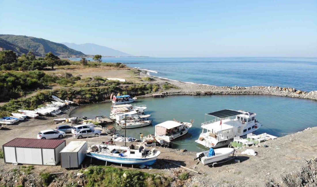 HATAY’DA BALIK AVLAMAK İÇİN AKDENİZ KÖRFEZİ’NE AÇILAN BALIKÇI ATAKAN GÖZÜKÜÇÜK,