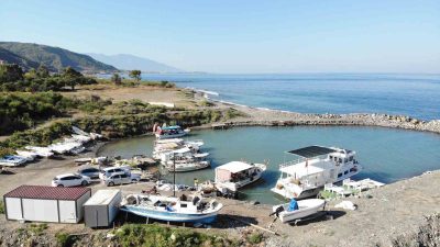 HATAY’DA BALIK AVLAMAK İÇİN AKDENİZ KÖRFEZİ’NE AÇILAN BALIKÇI ATAKAN GÖZÜKÜÇÜK,