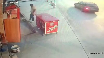 ELAZIĞ’DA BİR ŞAHIS, ETRAFI KOLAÇAN ETTİKTEN SONRA İŞ YERİNİN ÖNÜNDEKİ