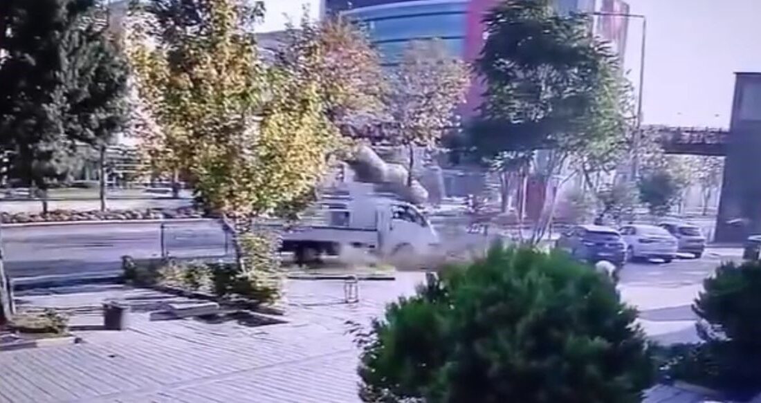 ÖNCE YOLCU ALAN MİNİBÜSE ARIDAN KAMYONETE BÖYLE ÇARPTI