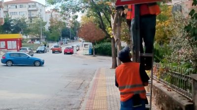 BURSA OSMANGAZİ BELEDİYESİ, KÜKÜRTLÜ CADDESİ’NDEKİ YIPRANAN TRAFİK LEVHALARI VE UYARI