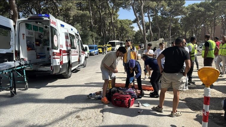 MANAVGAT’TA SEYİR HALİNDEYKEN OTEL İNŞAATINDAN YOLA ÇIKAN ARACA ÇARPMAMAK İÇİN