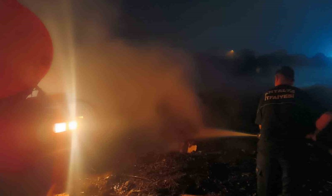 SERİK’TE GECE YARISI OTLUK ALANDA ATIK MALZEMELERDEN ÇIKAN YANGIN EKİPLERE