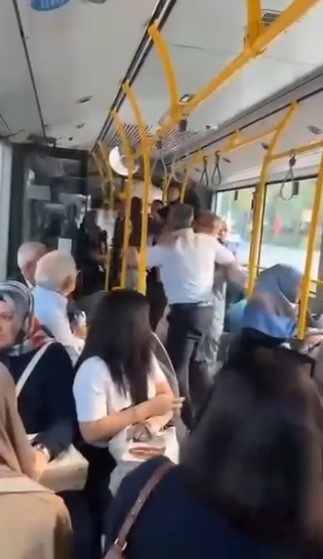 BURSA'DA BİR OTOBÜSTE ÇIKAN TARTIŞMA YUMRUK YUMRUĞA KAVGA İLE BİTTİ.