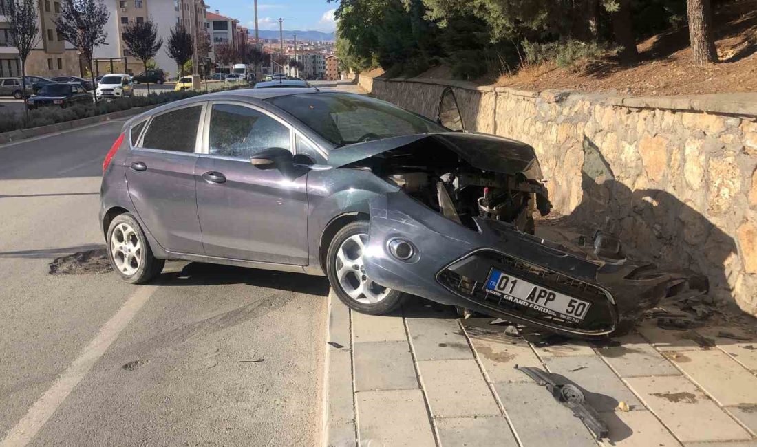 ELAZIĞ’DA OTOMOBİL ÖNCE REFÜJE ARDINDAN BAHÇE DUVARINA ÇARPTI.