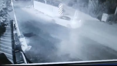 ADANA'DA OTOMOBİLLE GİDERKEN BETON BARİYERE ÇARPAN 18 YAŞINDAKİ SILA, HAYATINI