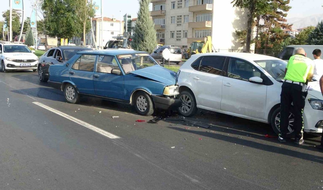 MALATYA'DA, OTOMOBİL İLE ÇARPIŞAN TOFAŞ'IN DAĞILDIĞI KAZADA 1 KİŞİ HAFİF