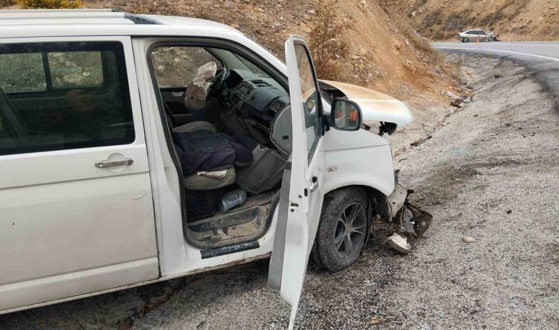 SİVAS’TA GEMİNBELİ GEÇİDİNDE OTOMOBİL VE MİNİBÜSÜN KAFA KAFAYA ÇARPIŞTIĞI KAZADA
