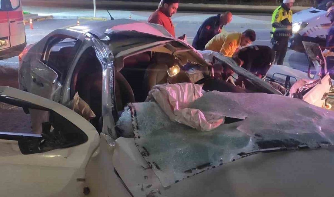 AFYONKARAHİSAR'DA ÖNCE DİREĞE ARDINDAN PARK HALİNDEKİ BİR ARACA ÇARPAN OTOMOBİLDEKİ