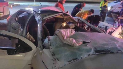 AFYONKARAHİSAR'DA ÖNCE DİREĞE ARDINDAN PARK HALİNDEKİ BİR ARACA ÇARPAN OTOMOBİLDEKİ