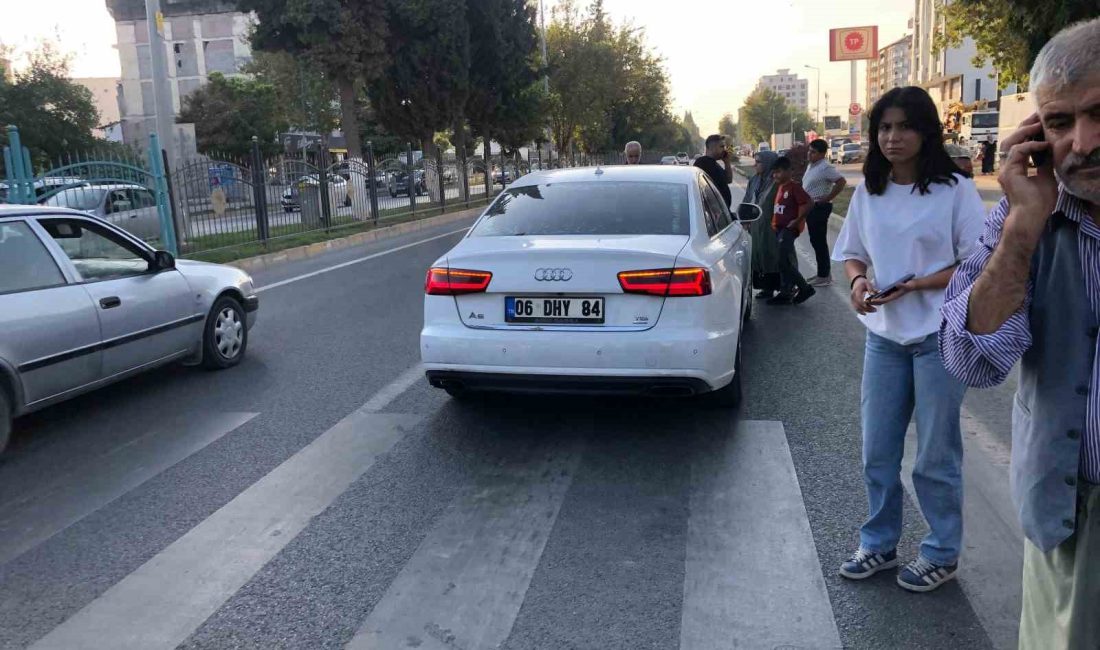 ADIYAMAN’DA KARŞIDAN KARŞIYA GEÇMEK İSTEYEN YAYAYA OTOMOBİL ÇARPTI.