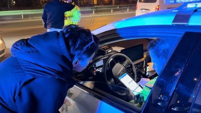 BURSA'DA ALKOL DENETİMİNE TAKILAN BİR SÜRÜCÜ, YÜKSEK PROMİLDEN DOLAYI EHLİYETİNİ