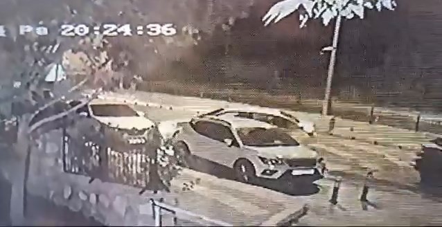 ELAZIĞ'DA PARK HALİNDEKİ ARACA ÇARPAN SÜRÜCÜ, BİR SÜRE BAKTIKTAN SONRA