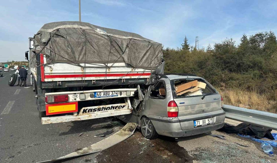 ANKARA’DA BİR OTOMOBİL LASTİK DEĞİŞTİRMEK İÇİN YOL KENARINA PARK EDEN