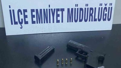 HATAY’DA POLİS EKİPLERİ TARAFINDAN DURDURULAN ARAÇTA SİLAH VE UYUŞTURUCU MADDE