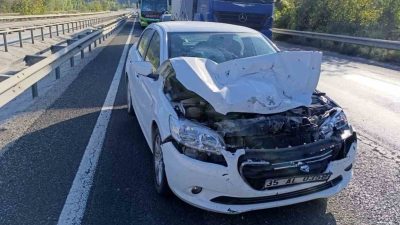 BİLECİK'İN PAZARYERİ İLÇESİNDE SEYİR HALİNDEKİ KAMYONETE OTOMOBİLİN ARKADAN ÇARPMASI SONUCU