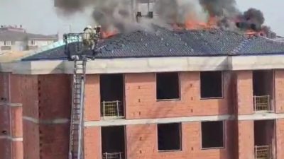 PENDİK'TE İNŞAAT HALİNDEKİ BİR BİNANIN ÇATISINDAKİ YANGINI BİR VATANDAŞ HORTUMLA