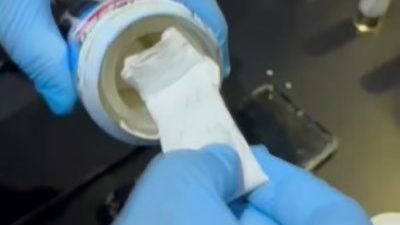 DİĞER ŞÜPHELİLERİN İSE KOLA KUTUSUNA UYUŞTURUCU MADDE SAKLADIKLARI ORTAYA ÇIKARKEN