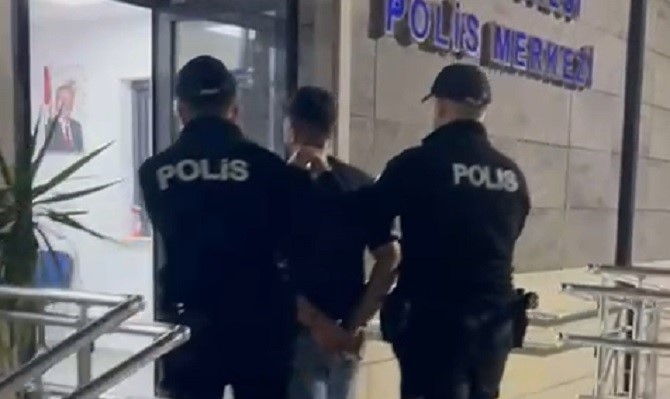 İZMİR'İN KARABAĞLAR İLÇESİNDE POLİS ARACINI GÖRÜNE KORKUP KAÇMAYA BAŞLAYAN ŞÜPHELİ,