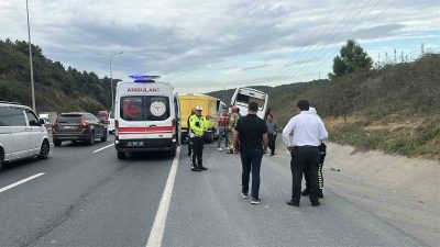 İSTANBUL'DA PTT'YE AİT KARGO DAĞITIM ARACI, BİR SERVİS MİNİBÜSÜ İLE