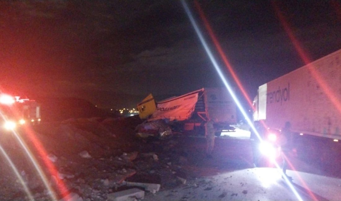 ERZİNCAN’IN REFAHİYE İLÇESİNDE DEVRİLEN TIRDA SIKIŞAN SÜRÜCÜ AFAD EKİPLERİNCE KURTARILDI