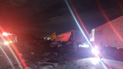 ERZİNCAN’IN REFAHİYE İLÇESİNDE DEVRİLEN TIRDA SIKIŞAN SÜRÜCÜ AFAD EKİPLERİNCE KURTARILDI